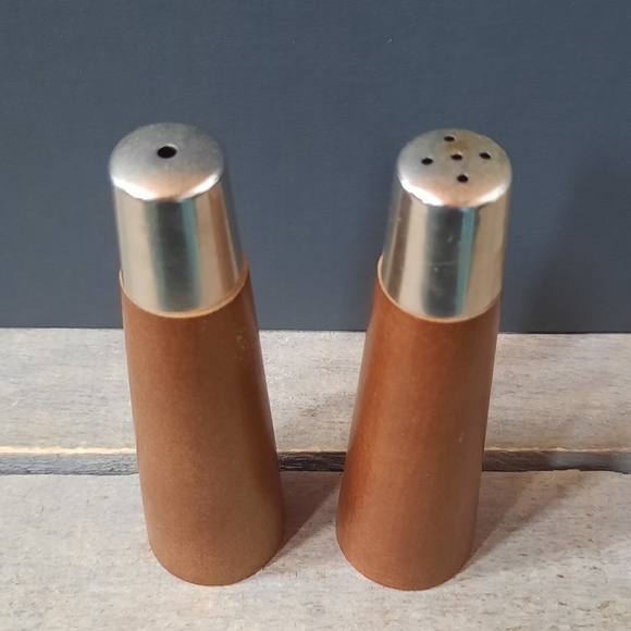 Vintage Wood Silvertone Caps Danish Style Graduated Salt & Pepper Shakers - Picture 3 of 10